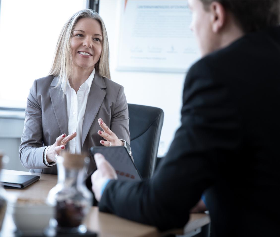 GREIWING Mitarbeiterin im Gespräch