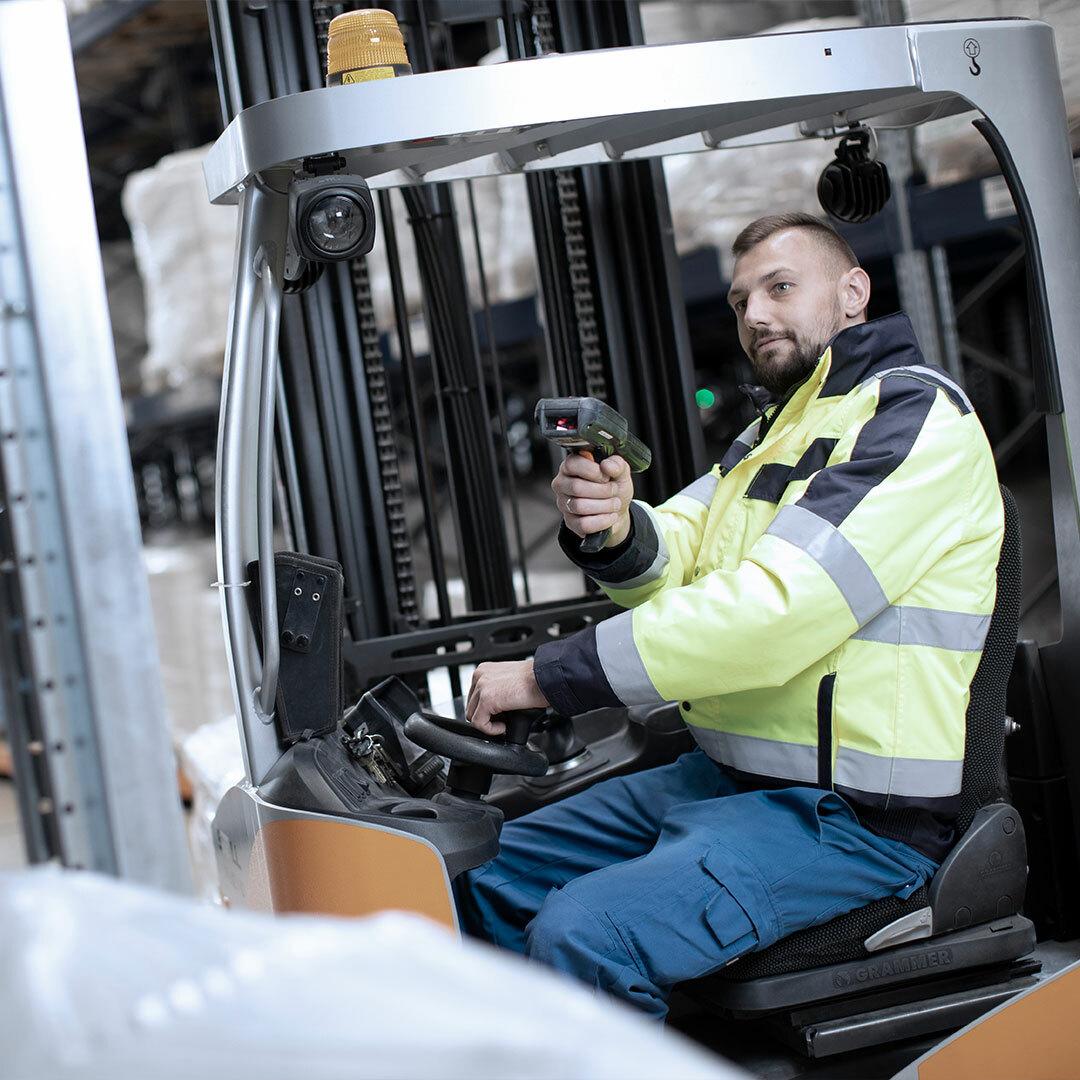 GREIWING Mitarbeiter auf Gabelstapler