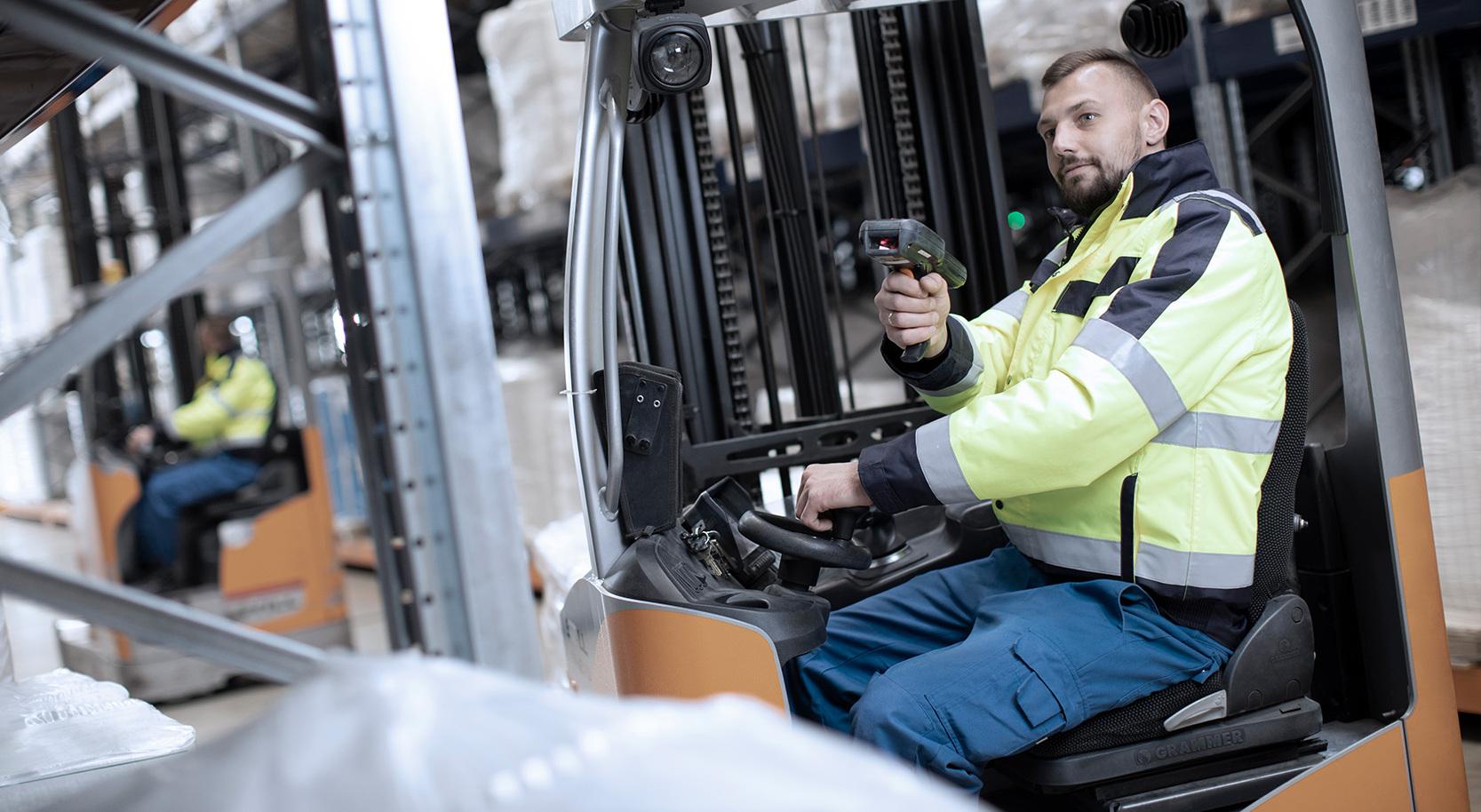 GREIWING Mitarbeiter im Lager