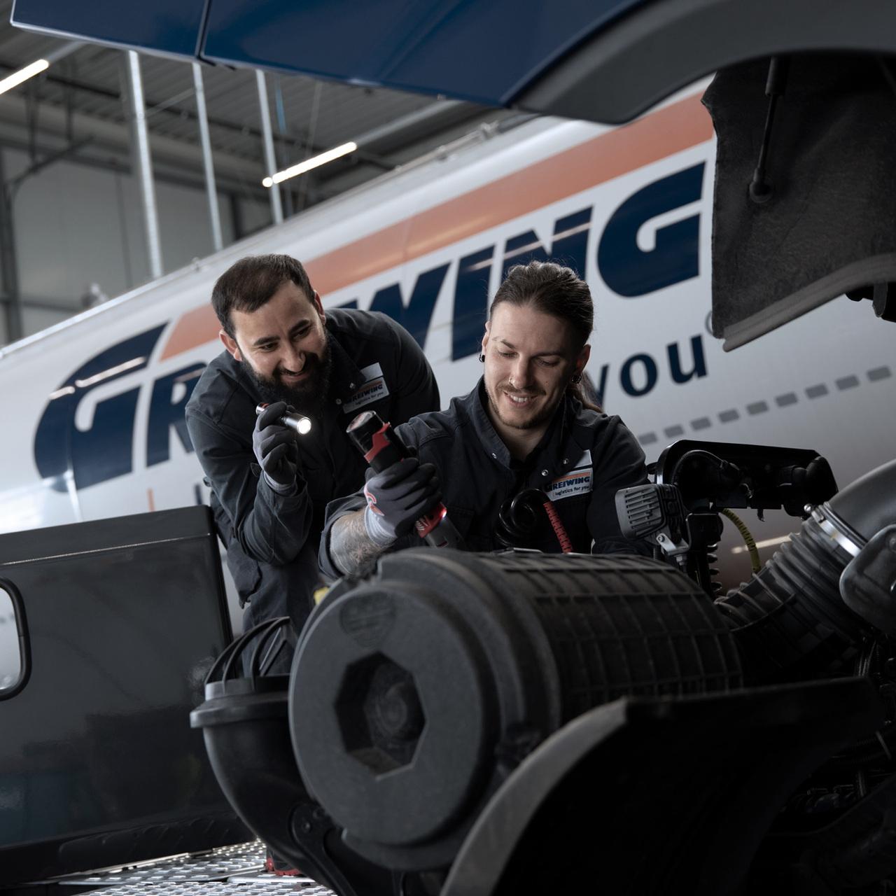 GREIWING Auszubildende in Fahrzeughalle