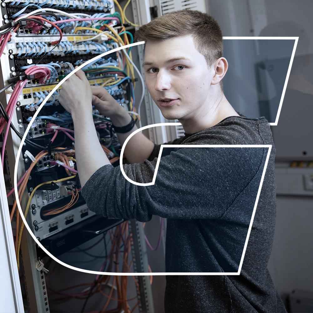 GREIWING IT Mitarbeiter am Serverschrank