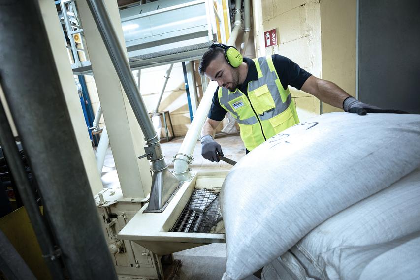 Umf&uuml;llen von und in verschiedene Gebinde bei GREIWING in Hamburg