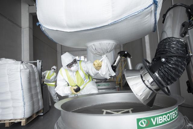 Umfüllen und Silieren von rieselfähigen Produkten