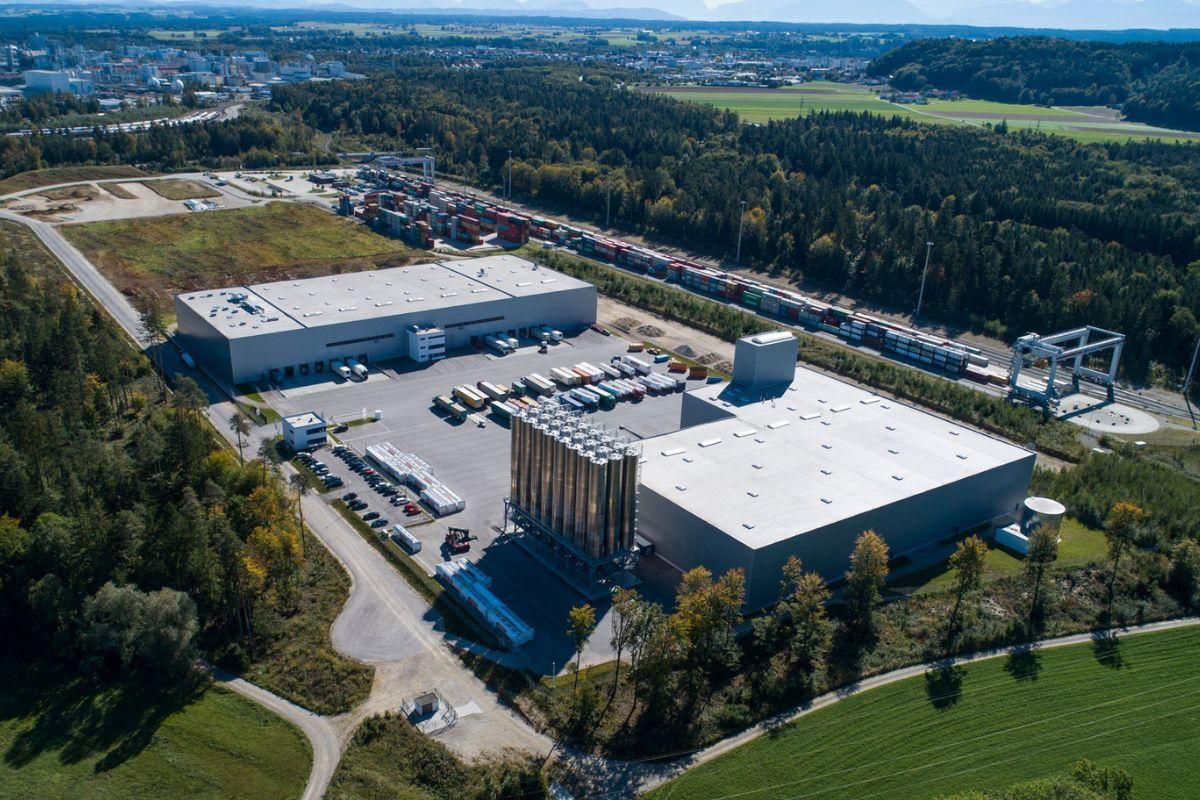 Drohnenaufnahme des Standortes Burghausen der GREIWING logistics for you GmbH